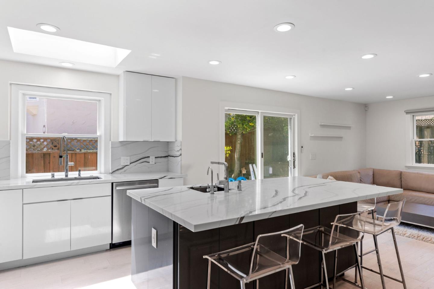 Detail Gallery Image 9 of 37 For 2344 Poppy Dr, Burlingame,  CA 94010 - 4 Beds | 3/1 Baths