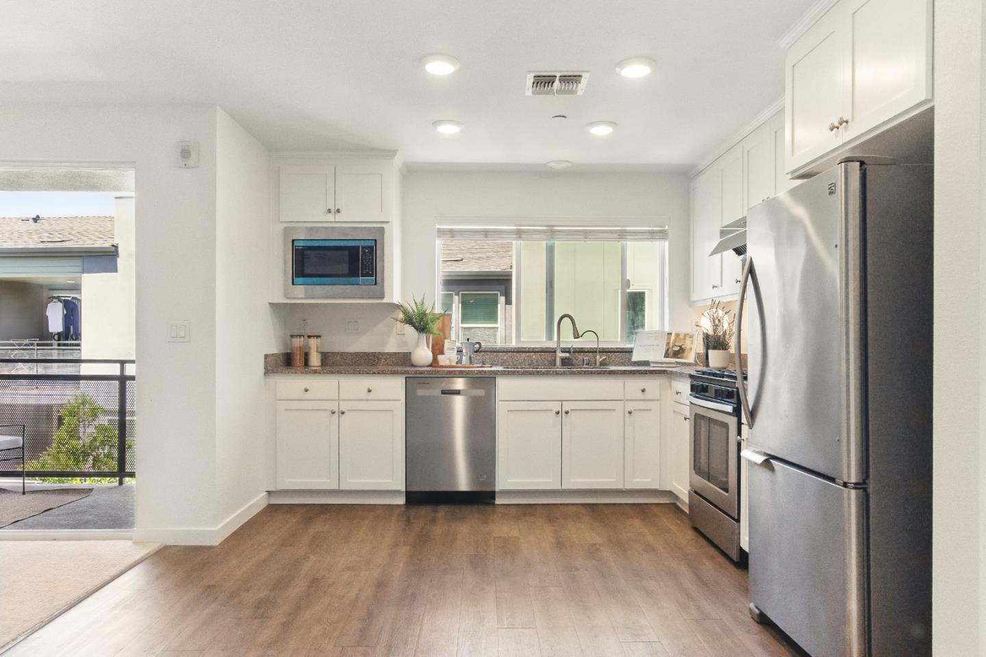 Detail Gallery Image 5 of 27 For 1882 Midnight Cir, San Jose,  CA 95133 - 2 Beds | 2 Baths