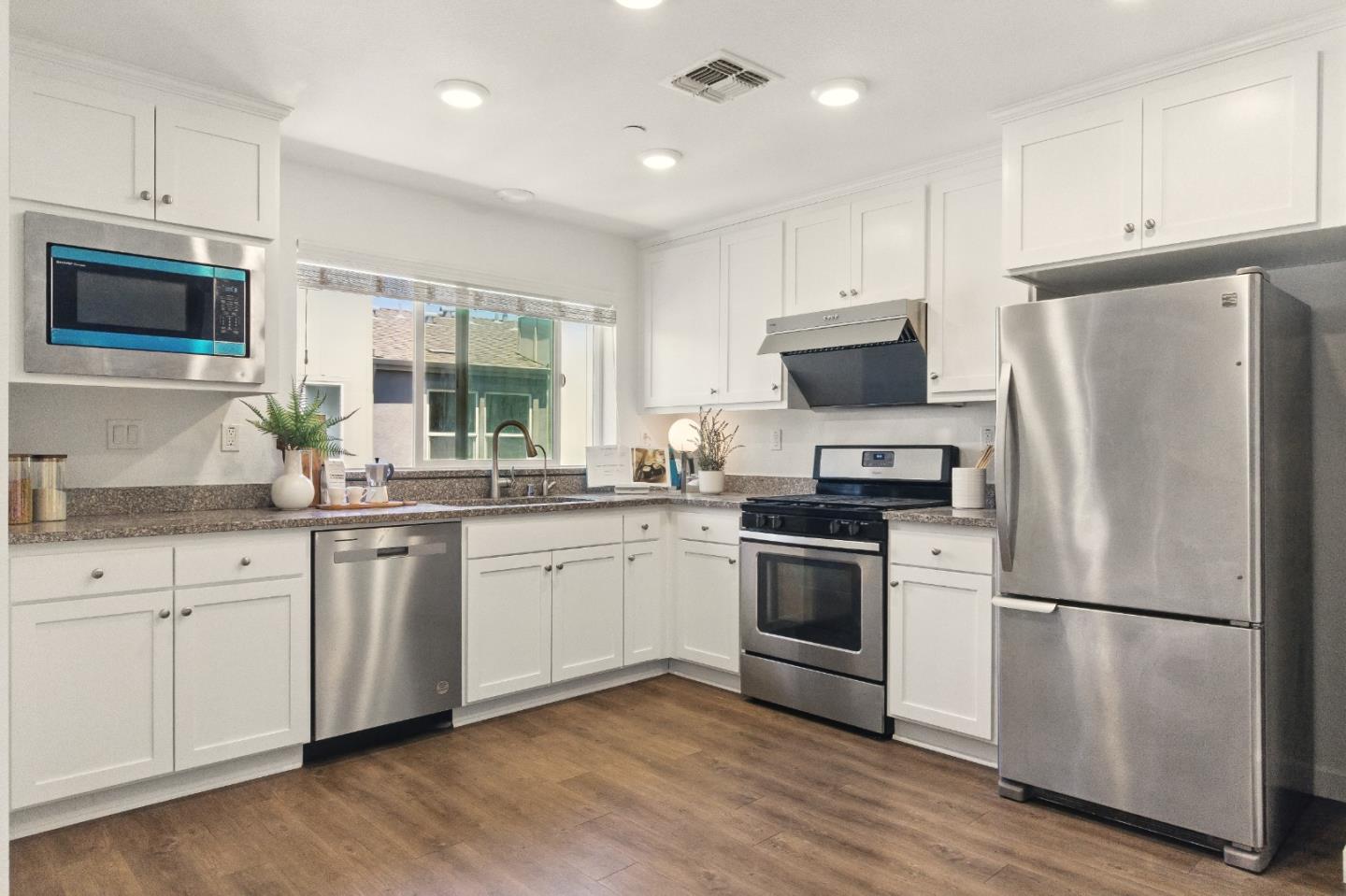 Detail Gallery Image 6 of 27 For 1882 Midnight Cir, San Jose,  CA 95133 - 2 Beds | 2 Baths