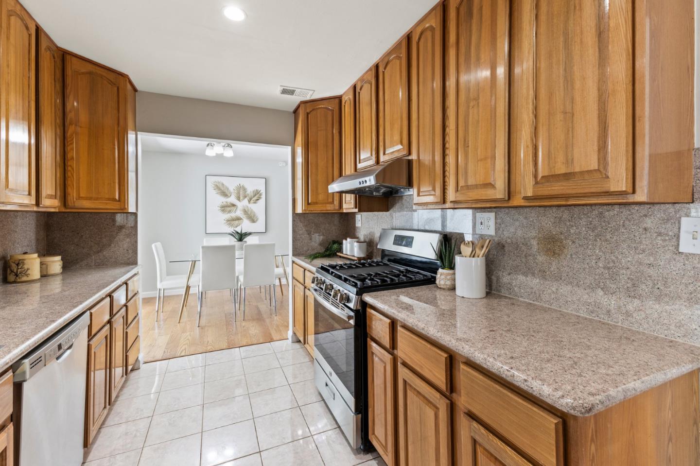 Detail Gallery Image 9 of 33 For 3030 Santa Maria Ave, Santa Clara,  CA 95051 - 4 Beds | 3 Baths