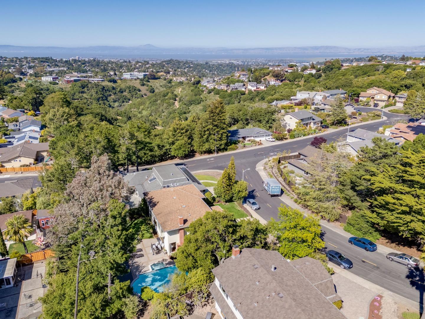 Detail Gallery Image 5 of 27 For 6 Waterloo Ct, Belmont,  CA 94002 - 5 Beds | 3 Baths