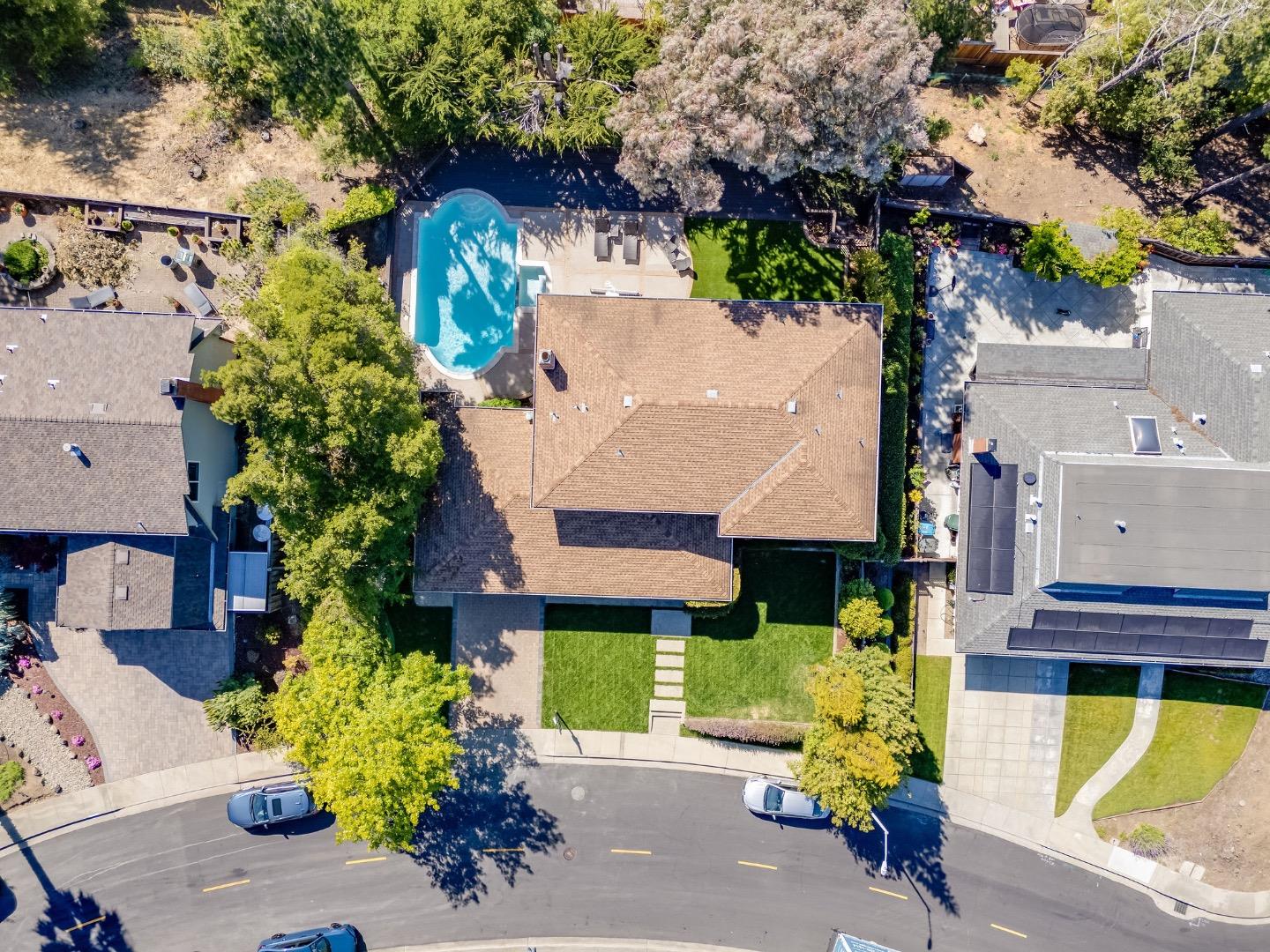 Detail Gallery Image 8 of 27 For 6 Waterloo Ct, Belmont,  CA 94002 - 5 Beds | 3 Baths