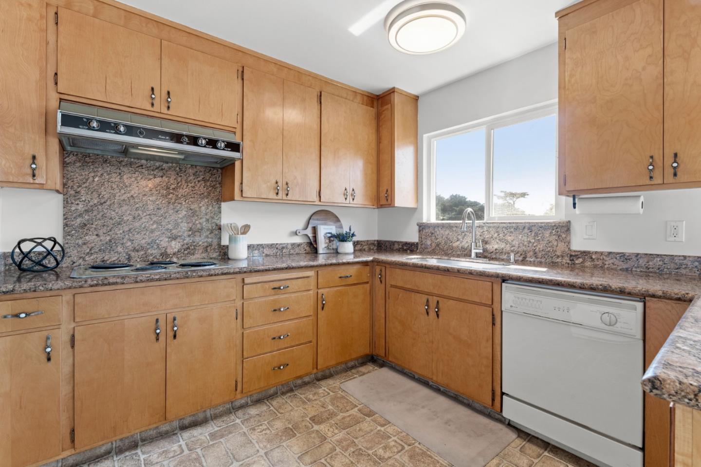 Detail Gallery Image 11 of 26 For 478 Paloma Ave, Pacifica,  CA 94044 - 3 Beds | 2/1 Baths