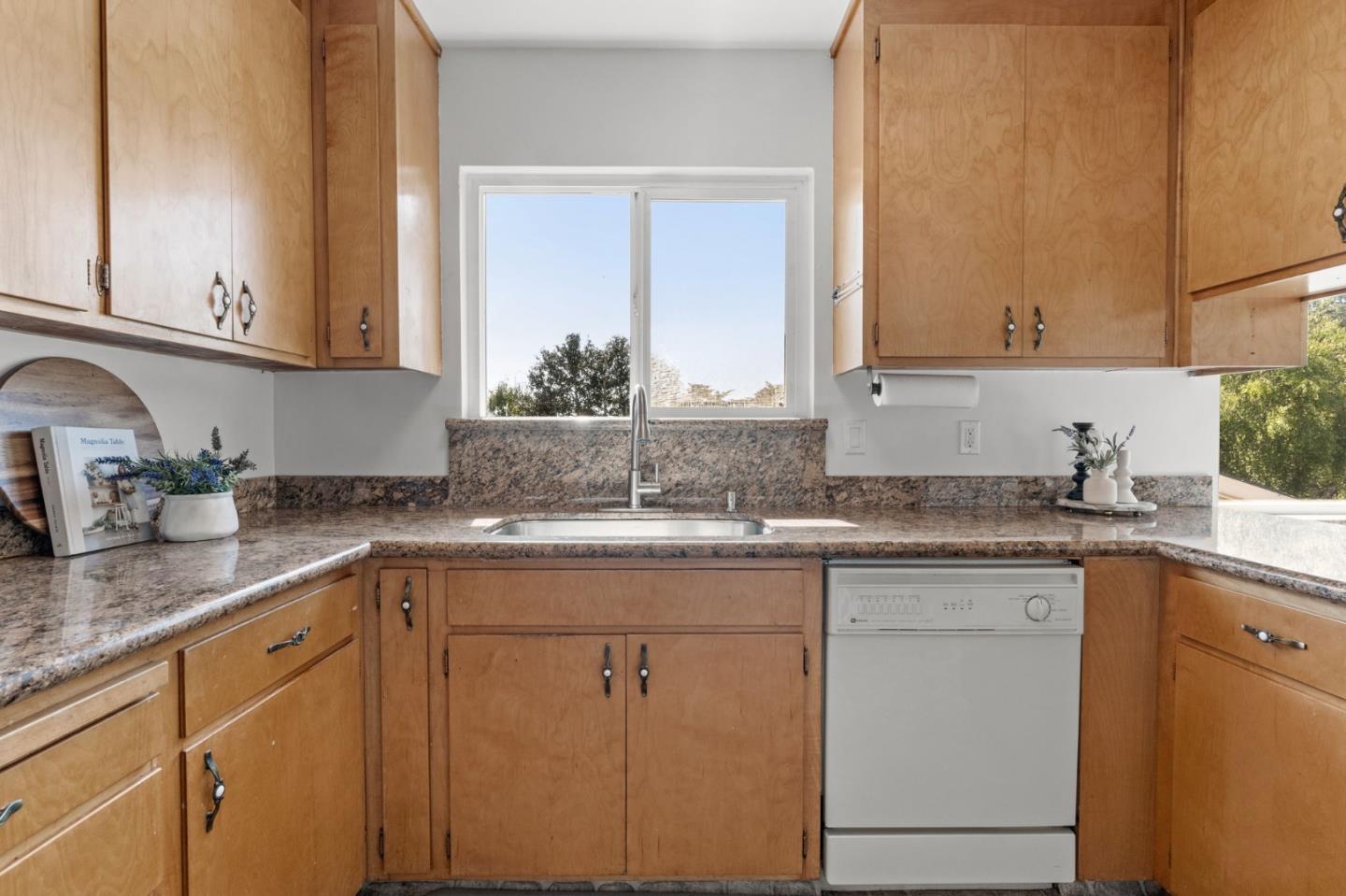Detail Gallery Image 12 of 26 For 478 Paloma Ave, Pacifica,  CA 94044 - 3 Beds | 2/1 Baths