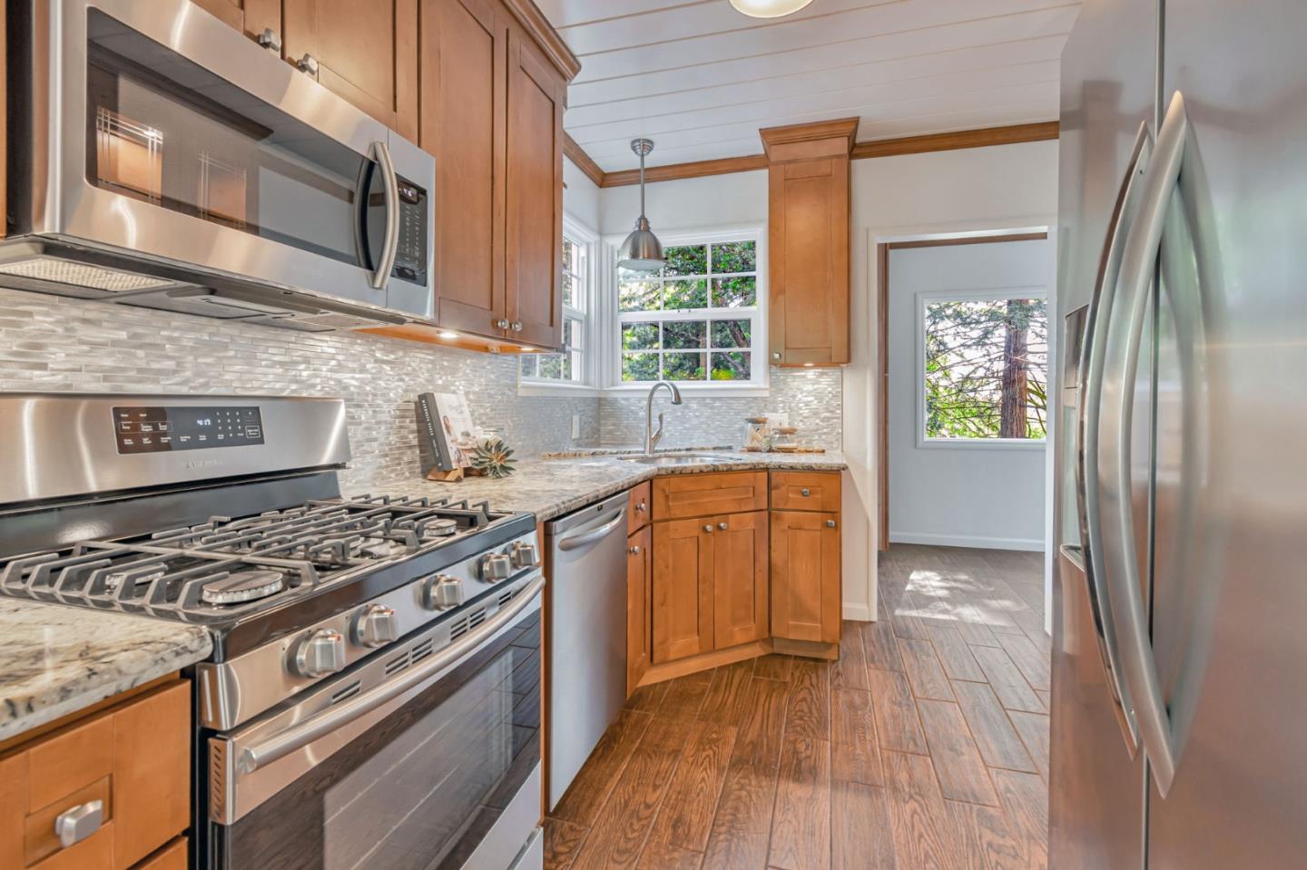 Detail Gallery Image 10 of 40 For 25 Overlake Ct, Oakland,  CA 94611 - 2 Beds | 2 Baths