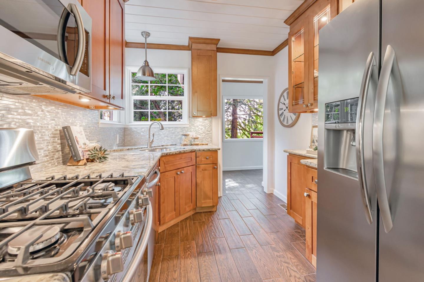 Detail Gallery Image 11 of 40 For 25 Overlake Ct, Oakland,  CA 94611 - 2 Beds | 2 Baths