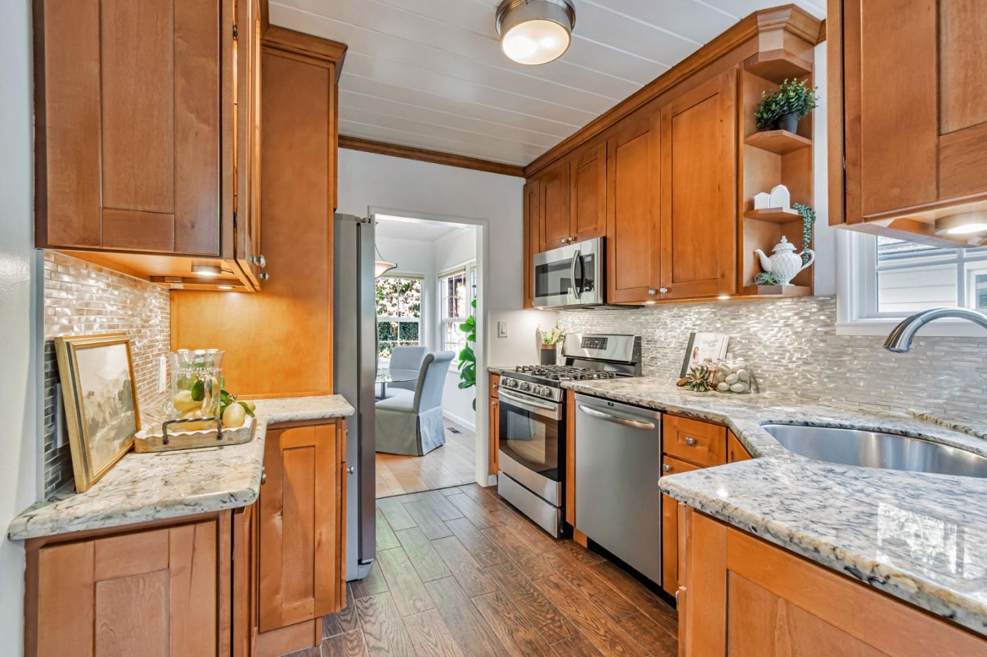 Detail Gallery Image 12 of 40 For 25 Overlake Ct, Oakland,  CA 94611 - 2 Beds | 2 Baths