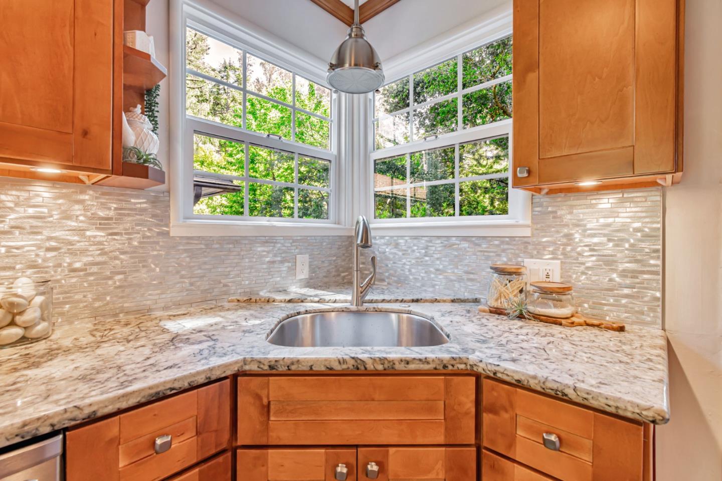 Detail Gallery Image 13 of 40 For 25 Overlake Ct, Oakland,  CA 94611 - 2 Beds | 2 Baths