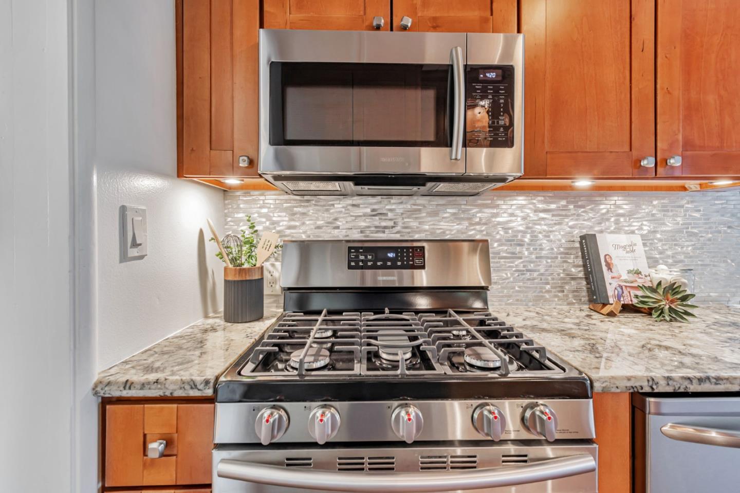 Detail Gallery Image 14 of 40 For 25 Overlake Ct, Oakland,  CA 94611 - 2 Beds | 2 Baths