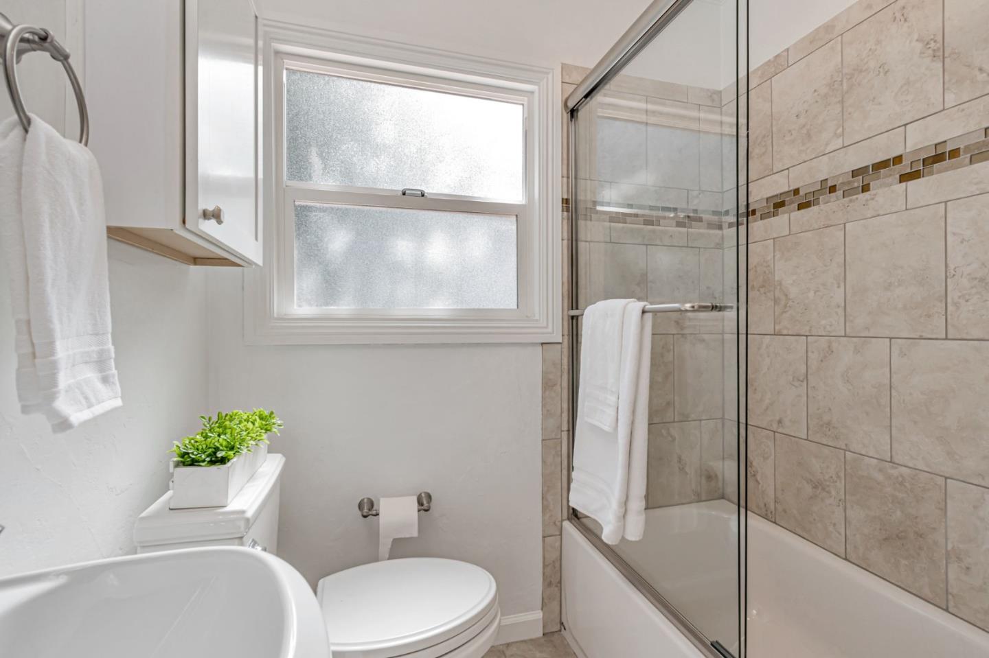 Detail Gallery Image 30 of 40 For 25 Overlake Ct, Oakland,  CA 94611 - 2 Beds | 2 Baths
