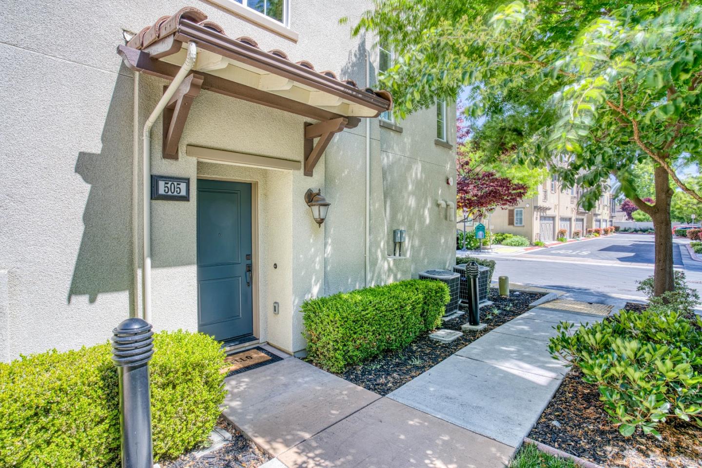 Detail Gallery Image 2 of 25 For 505 Holthouse Ter, Sunnyvale,  CA 94087 - 2 Beds | 2/1 Baths