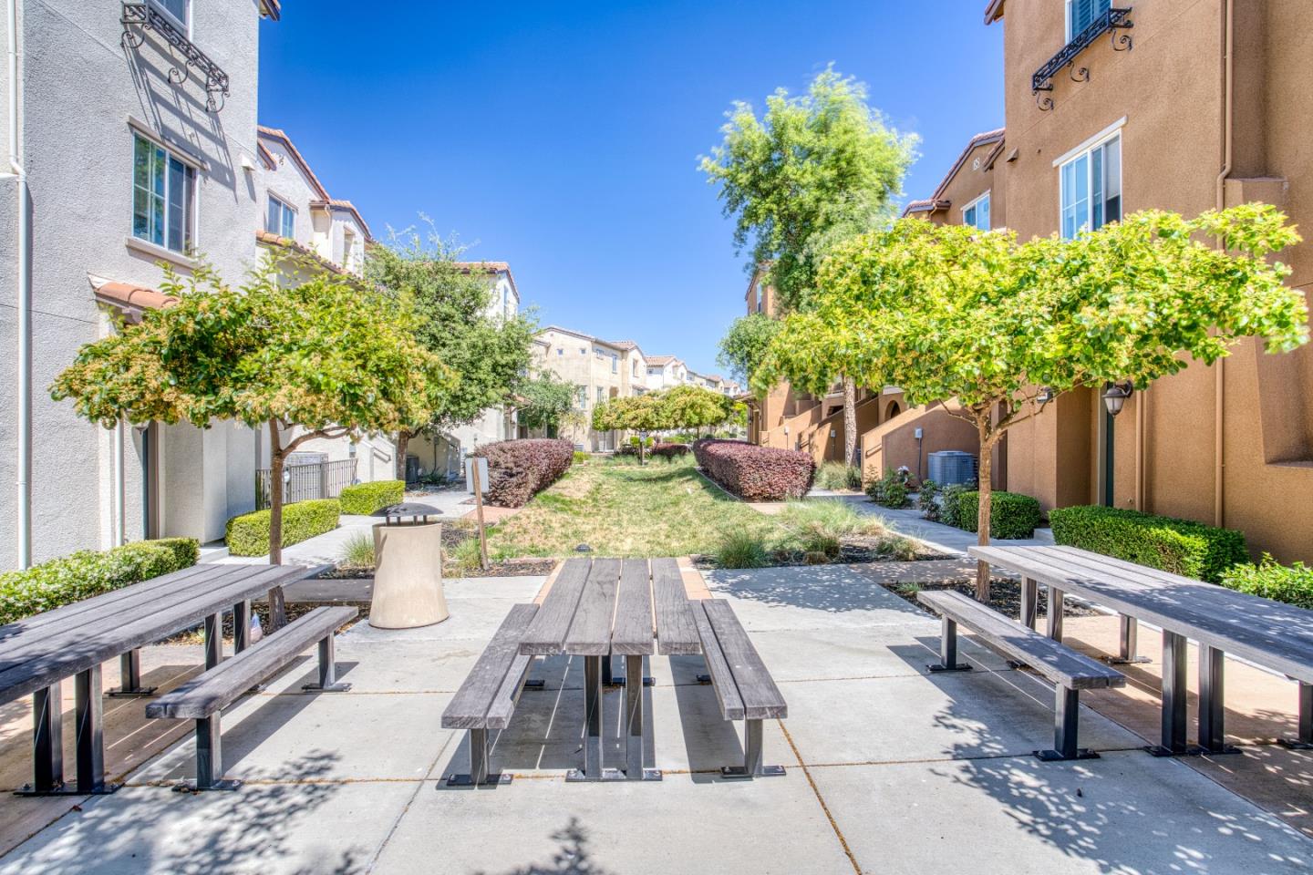 Detail Gallery Image 21 of 25 For 505 Holthouse Ter, Sunnyvale,  CA 94087 - 2 Beds | 2/1 Baths