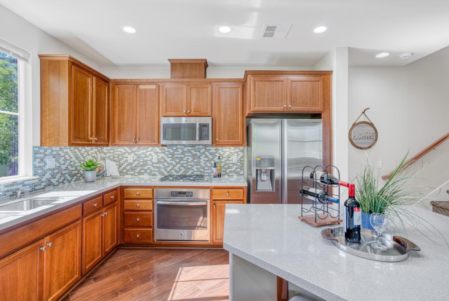 Detail Gallery Image 6 of 25 For 505 Holthouse Ter, Sunnyvale,  CA 94087 - 2 Beds | 2/1 Baths