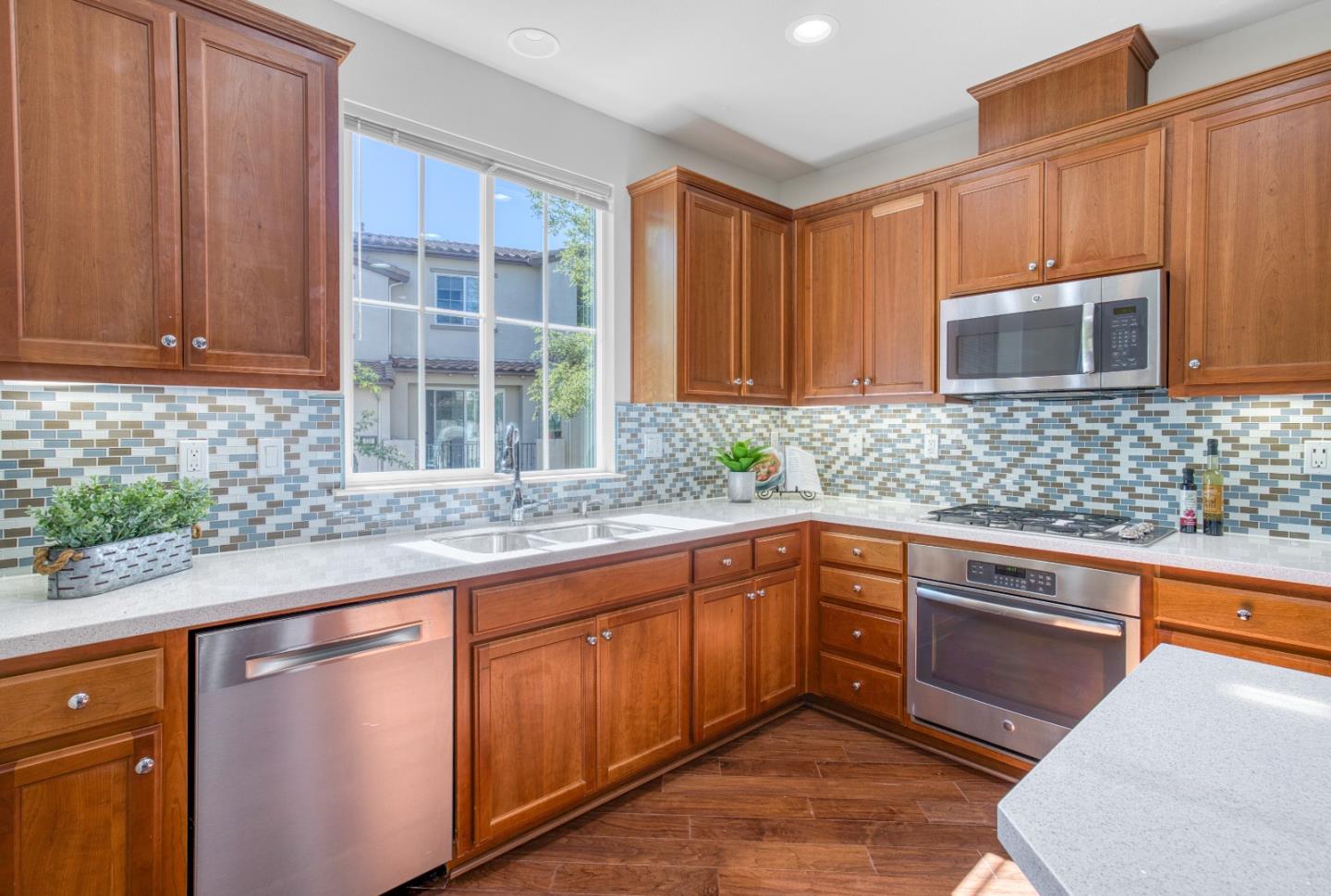 Detail Gallery Image 7 of 25 For 505 Holthouse Ter, Sunnyvale,  CA 94087 - 2 Beds | 2/1 Baths