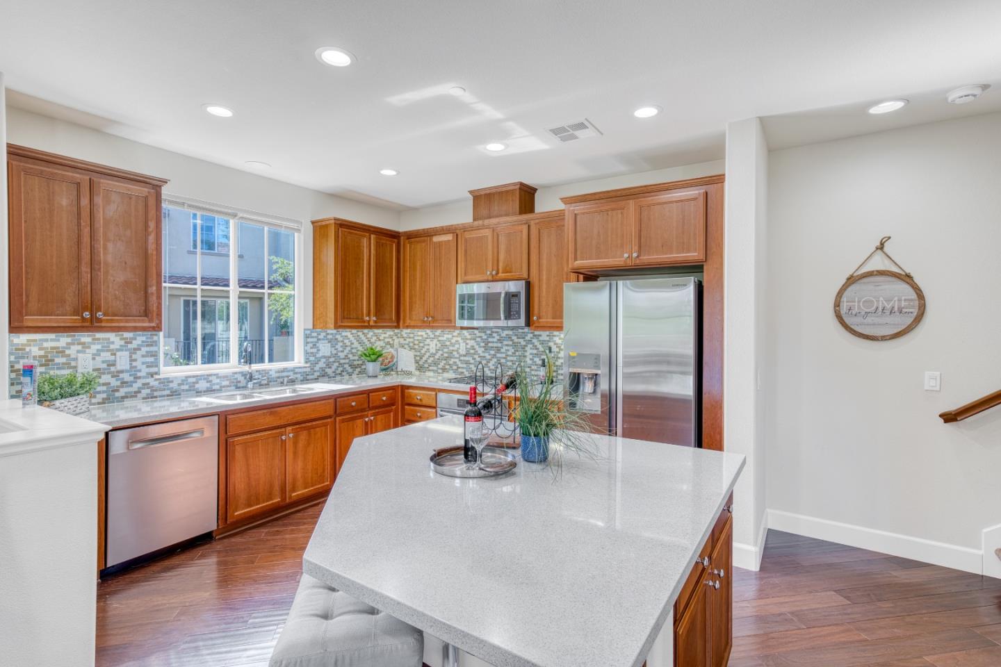 Detail Gallery Image 8 of 25 For 505 Holthouse Ter, Sunnyvale,  CA 94087 - 2 Beds | 2/1 Baths