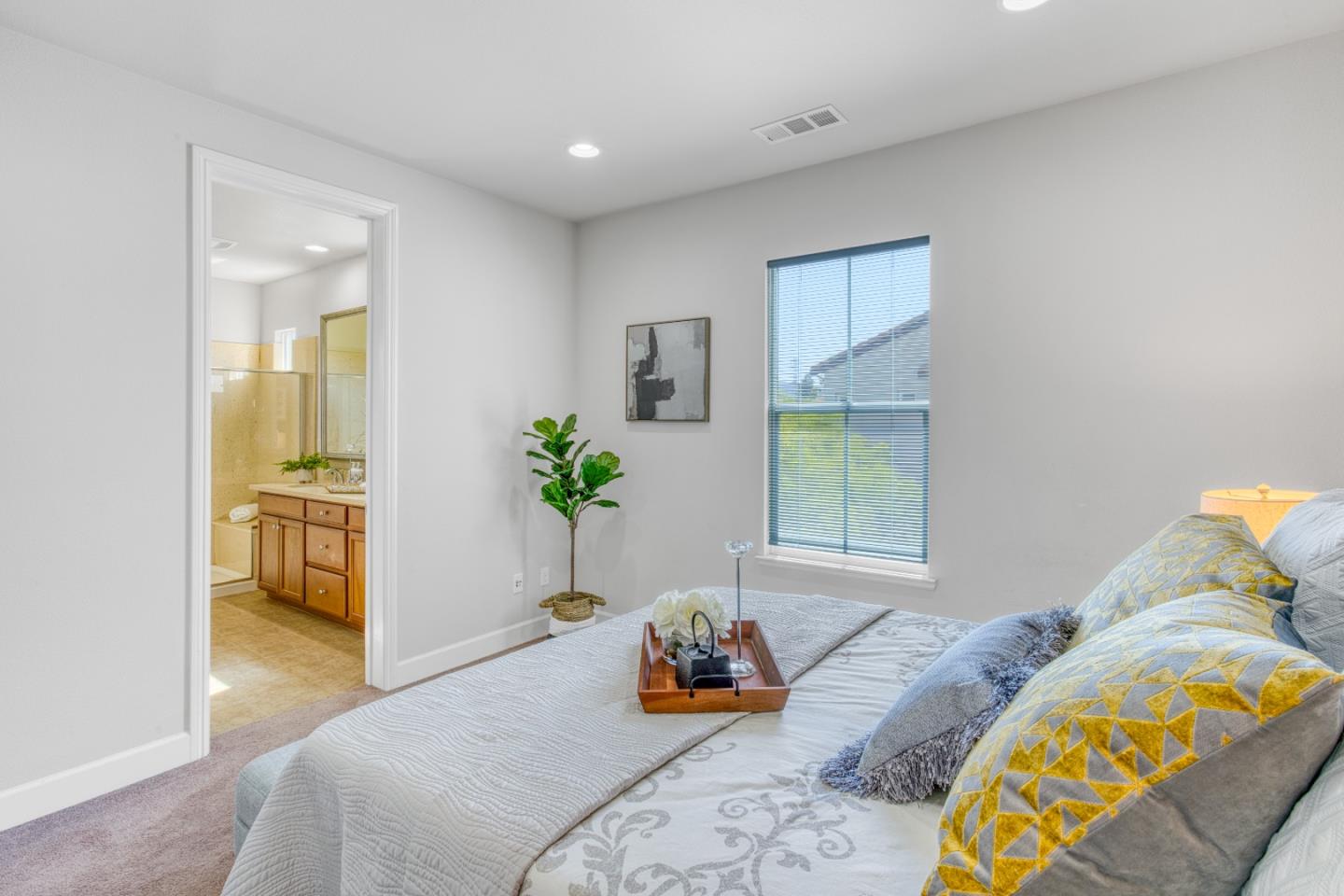 Detail Gallery Image 9 of 25 For 505 Holthouse Ter, Sunnyvale,  CA 94087 - 2 Beds | 2/1 Baths