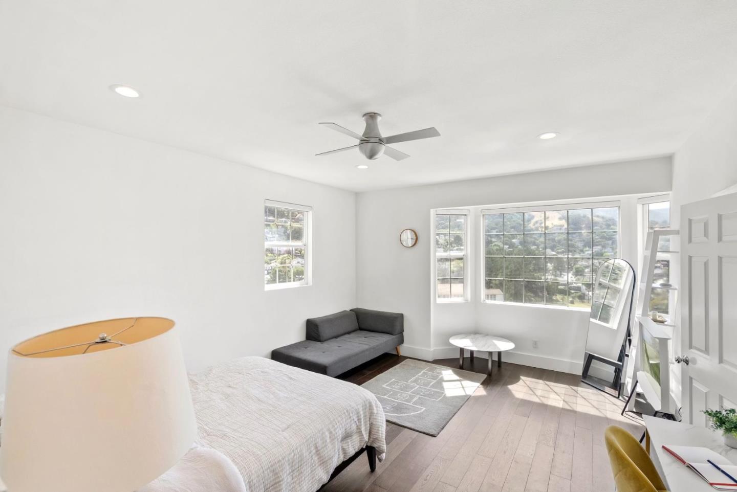Detail Gallery Image 10 of 28 For 239 Tulare St, Brisbane,  CA 94005 - 4 Beds | 2/1 Baths