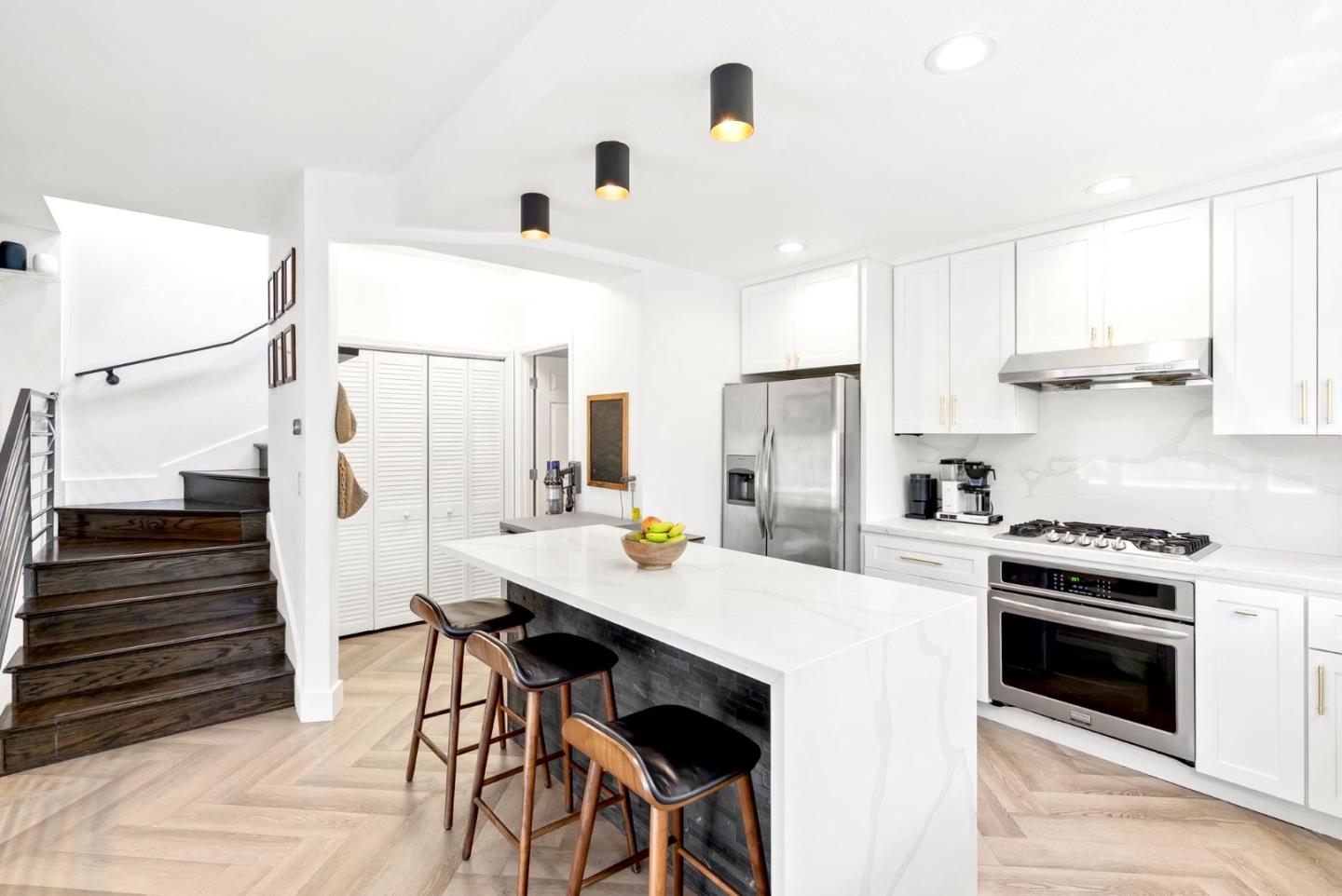 Detail Gallery Image 6 of 28 For 239 Tulare St, Brisbane,  CA 94005 - 4 Beds | 2/1 Baths