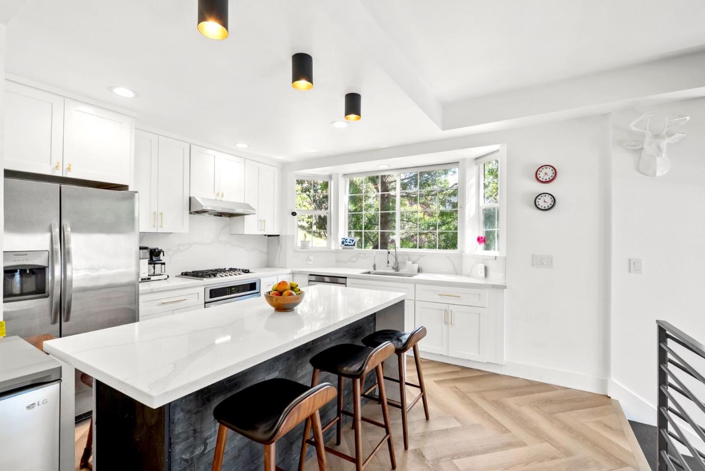 Detail Gallery Image 7 of 28 For 239 Tulare St, Brisbane,  CA 94005 - 4 Beds | 2/1 Baths