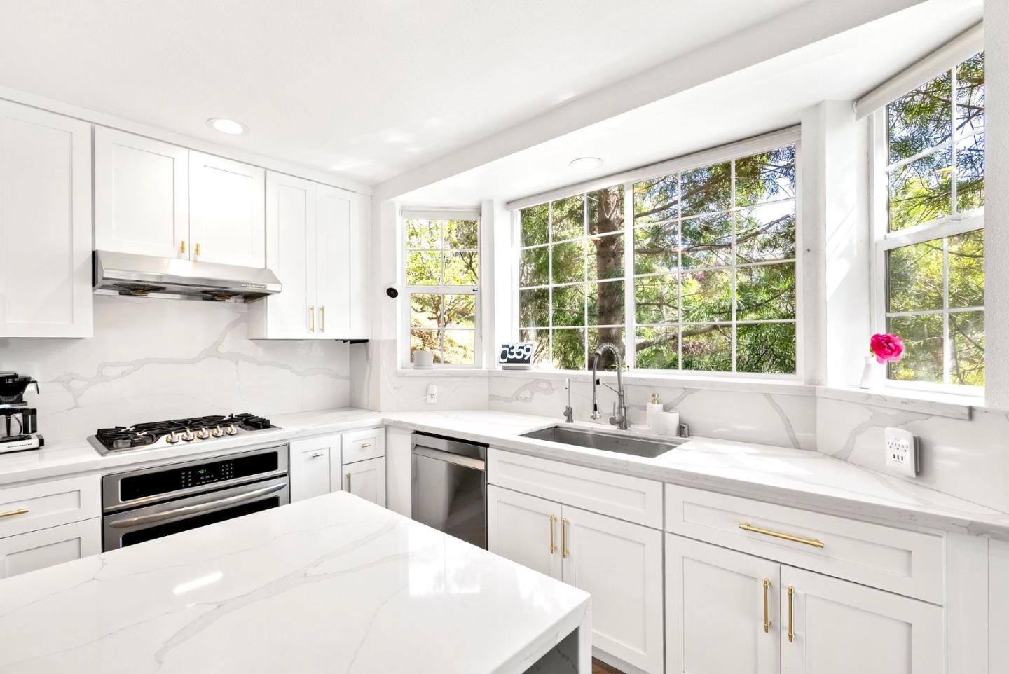 Detail Gallery Image 8 of 28 For 239 Tulare St, Brisbane,  CA 94005 - 4 Beds | 2/1 Baths