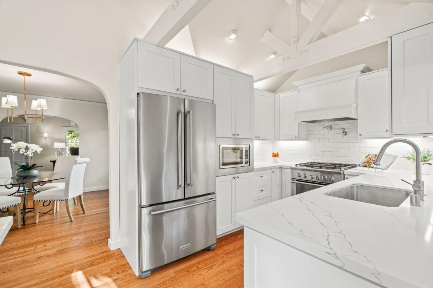 Detail Gallery Image 10 of 43 For 1547 Columbus Ave, Burlingame,  CA 94010 - 3 Beds | 2/1 Baths