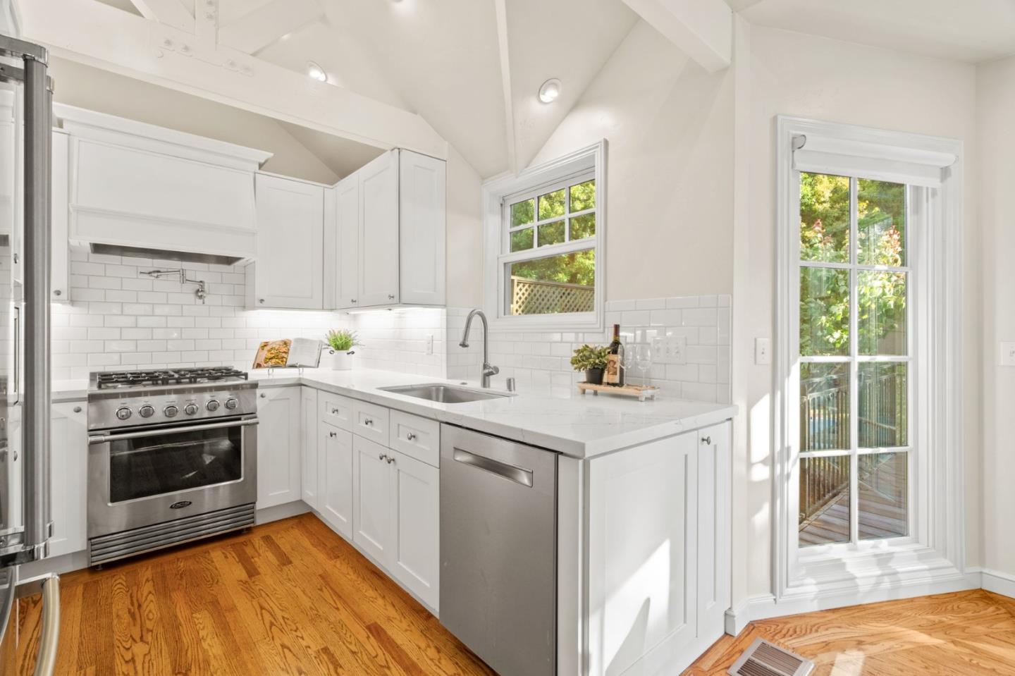 Detail Gallery Image 11 of 43 For 1547 Columbus Ave, Burlingame,  CA 94010 - 3 Beds | 2/1 Baths