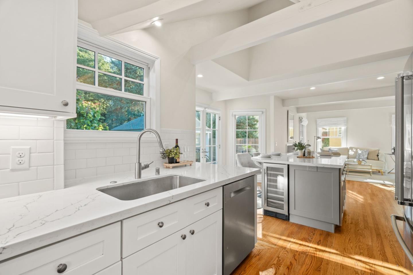 Detail Gallery Image 12 of 43 For 1547 Columbus Ave, Burlingame,  CA 94010 - 3 Beds | 2/1 Baths
