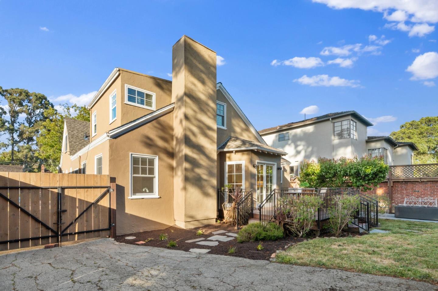 Detail Gallery Image 28 of 43 For 1547 Columbus Ave, Burlingame,  CA 94010 - 3 Beds | 2/1 Baths
