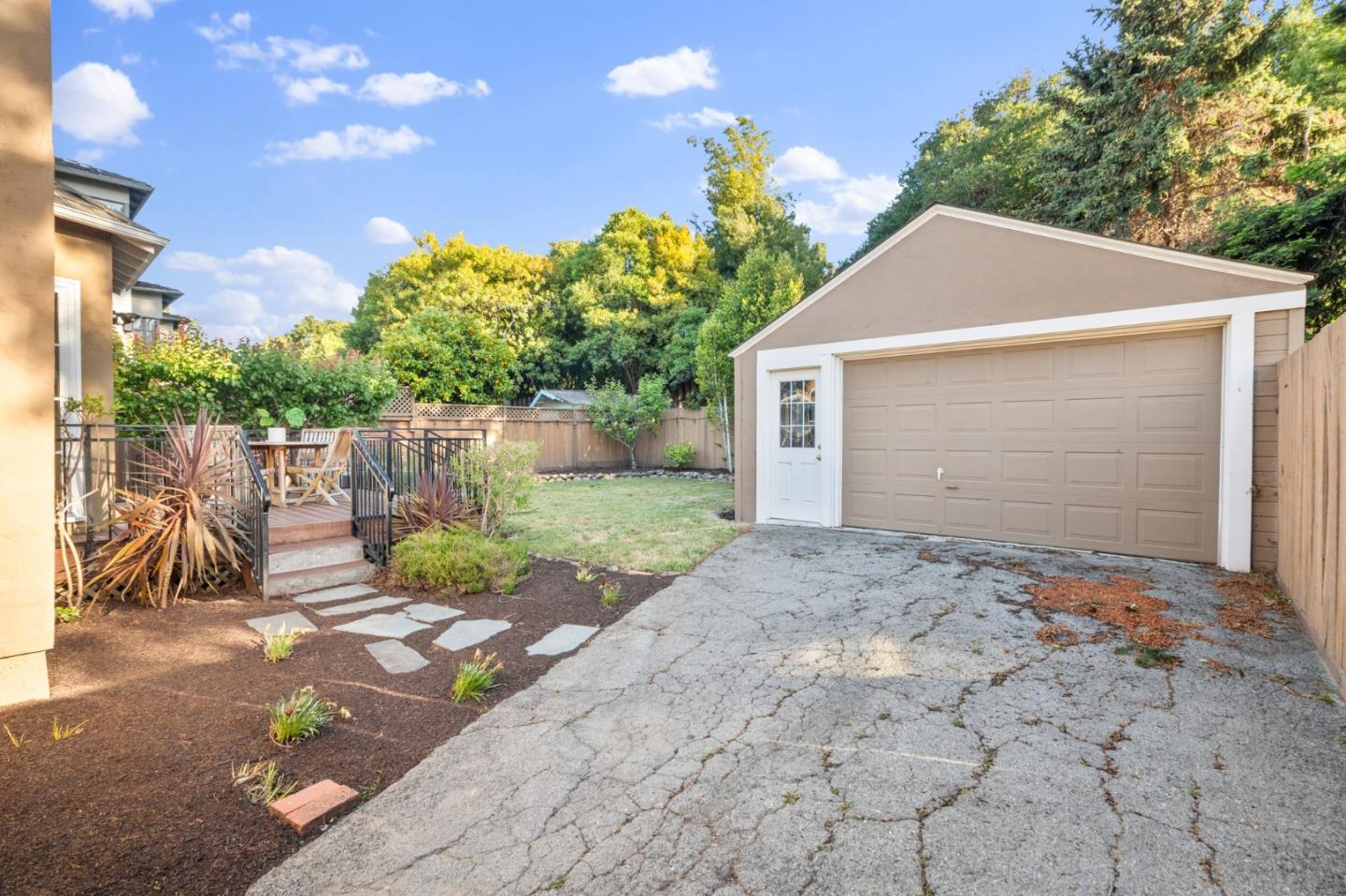 Detail Gallery Image 29 of 43 For 1547 Columbus Ave, Burlingame,  CA 94010 - 3 Beds | 2/1 Baths