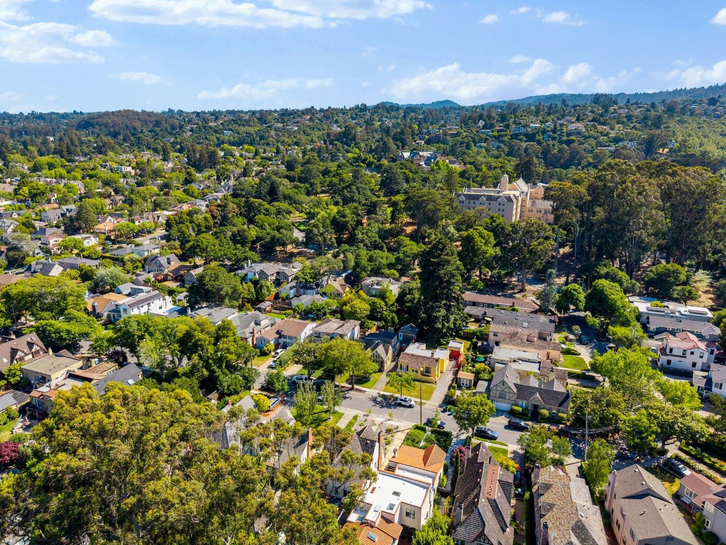 Detail Gallery Image 31 of 43 For 1547 Columbus Ave, Burlingame,  CA 94010 - 3 Beds | 2/1 Baths