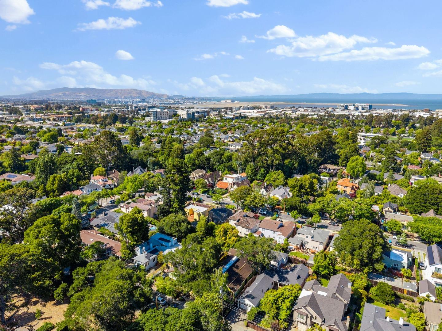 Detail Gallery Image 32 of 43 For 1547 Columbus Ave, Burlingame,  CA 94010 - 3 Beds | 2/1 Baths