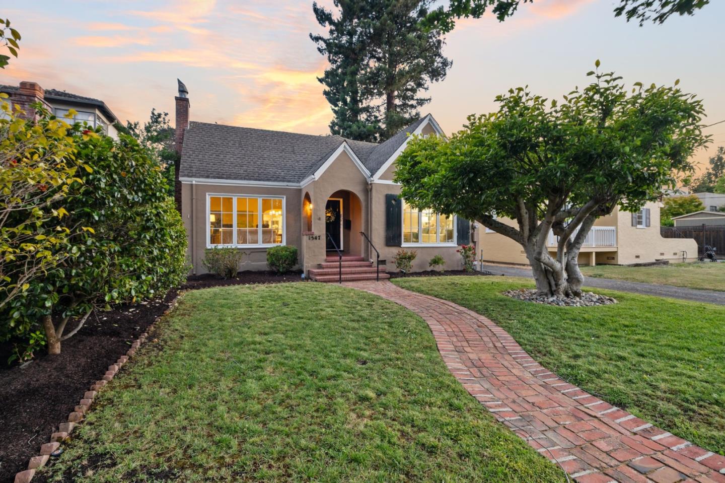 Detail Gallery Image 33 of 43 For 1547 Columbus Ave, Burlingame,  CA 94010 - 3 Beds | 2/1 Baths