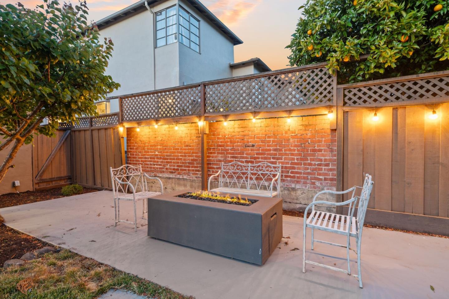 Detail Gallery Image 36 of 43 For 1547 Columbus Ave, Burlingame,  CA 94010 - 3 Beds | 2/1 Baths