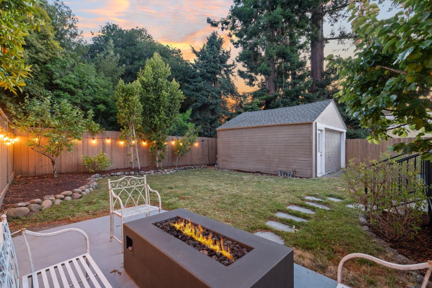 Detail Gallery Image 37 of 43 For 1547 Columbus Ave, Burlingame,  CA 94010 - 3 Beds | 2/1 Baths