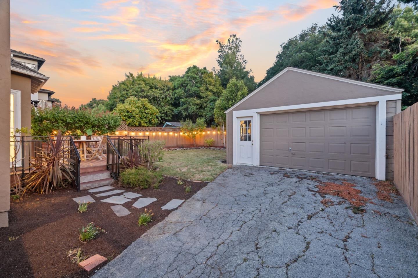 Detail Gallery Image 38 of 43 For 1547 Columbus Ave, Burlingame,  CA 94010 - 3 Beds | 2/1 Baths