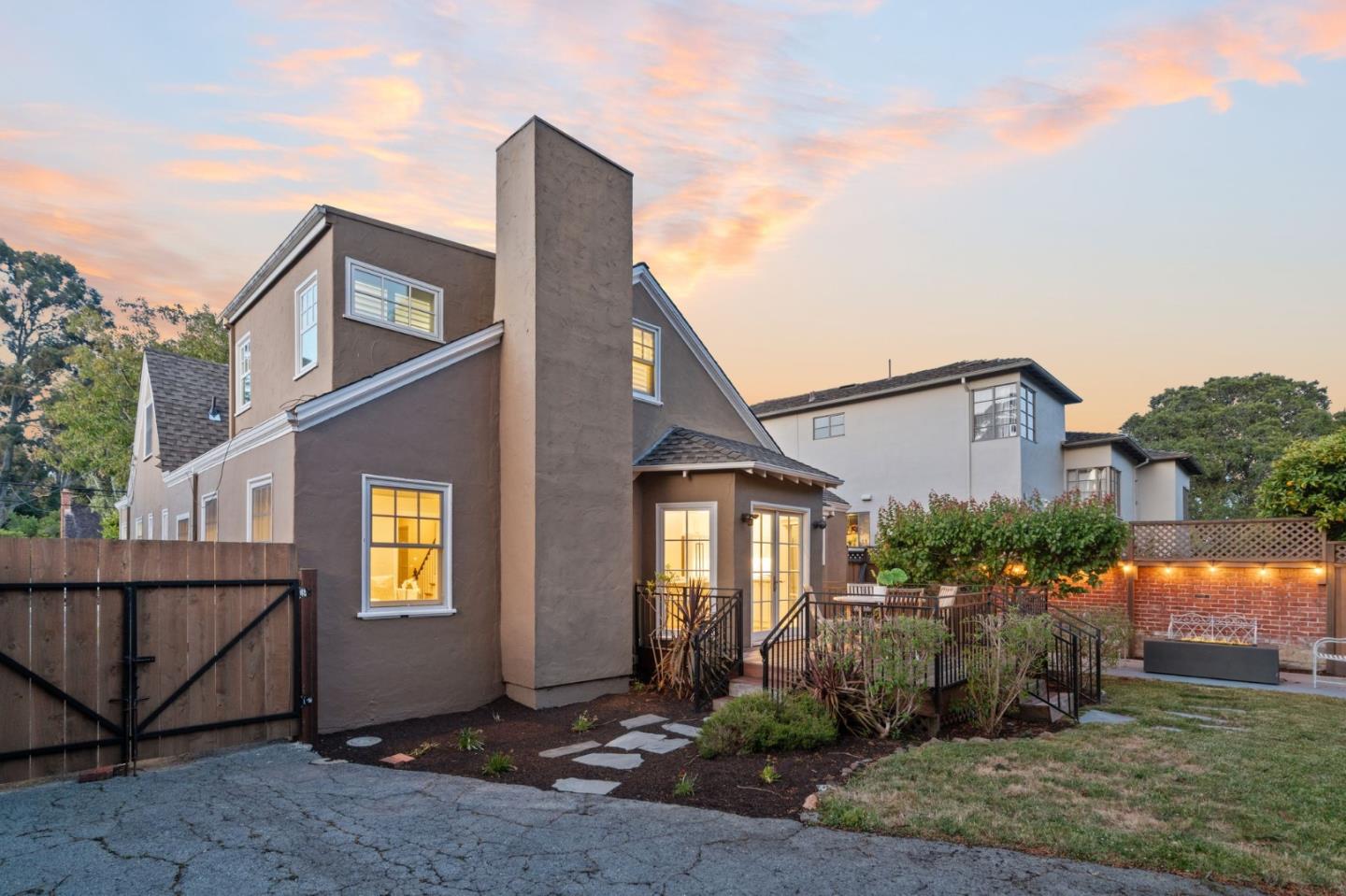 Detail Gallery Image 39 of 43 For 1547 Columbus Ave, Burlingame,  CA 94010 - 3 Beds | 2/1 Baths