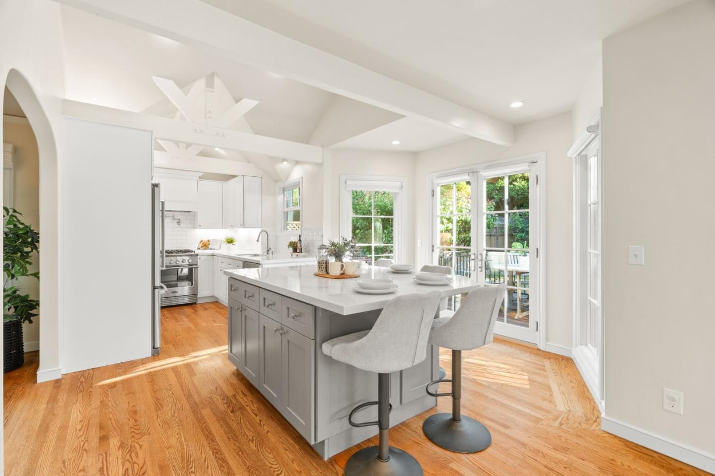 Detail Gallery Image 8 of 43 For 1547 Columbus Ave, Burlingame,  CA 94010 - 3 Beds | 2/1 Baths