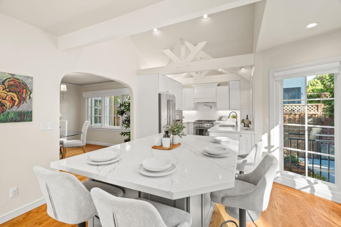 Detail Gallery Image 9 of 43 For 1547 Columbus Ave, Burlingame,  CA 94010 - 3 Beds | 2/1 Baths