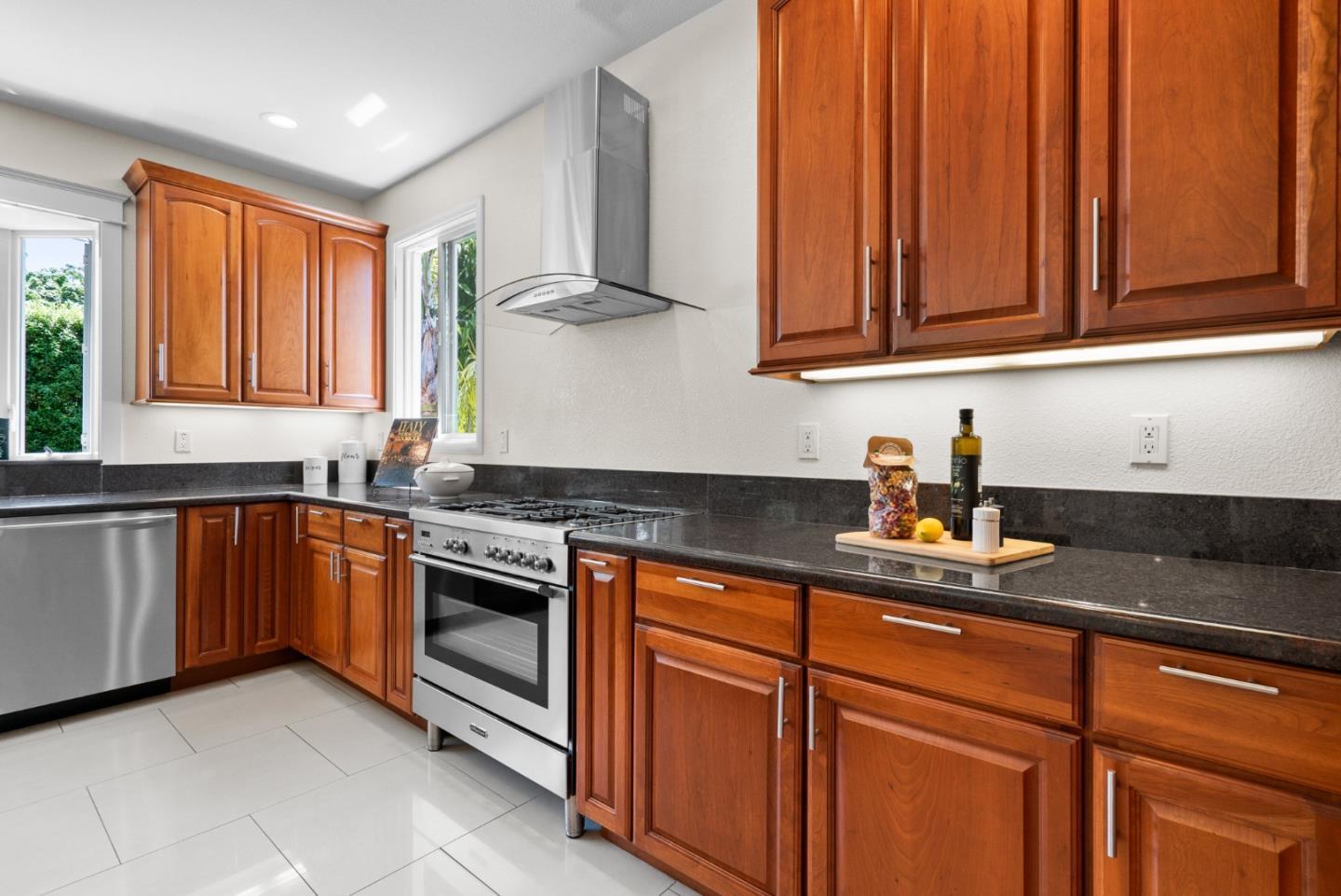 Detail Gallery Image 24 of 92 For 422 Mccormick Ave, Capitola,  CA 95010 - 5 Beds | 4/1 Baths