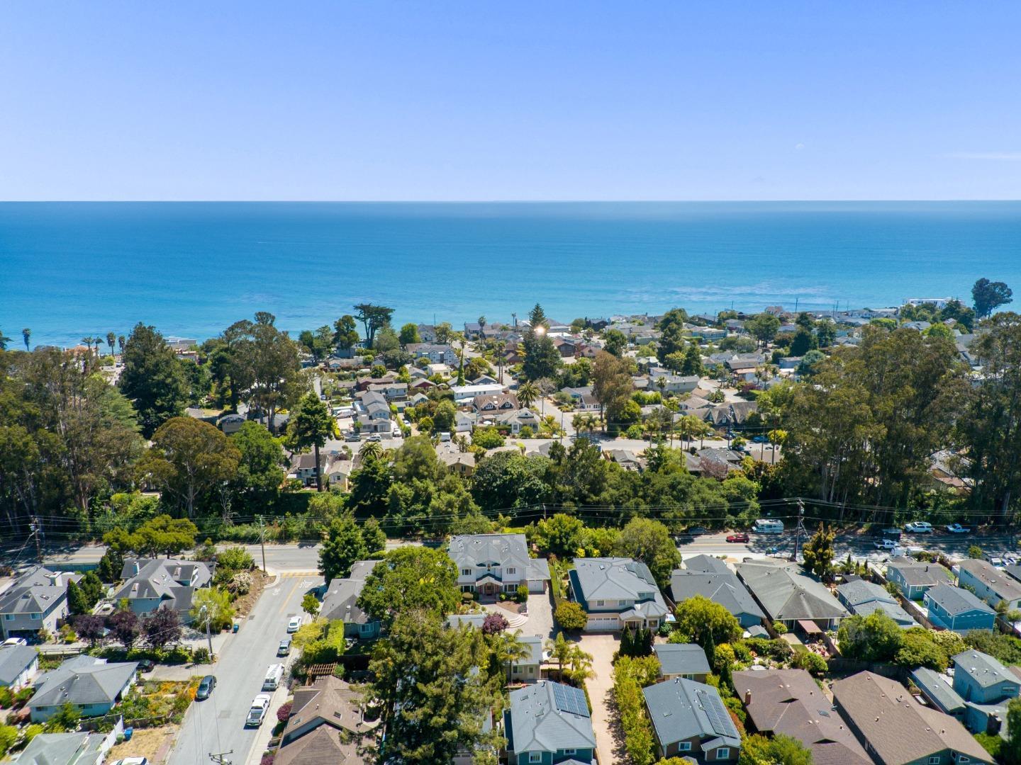 Detail Gallery Image 4 of 92 For 422 Mccormick Ave, Capitola,  CA 95010 - 5 Beds | 4/1 Baths