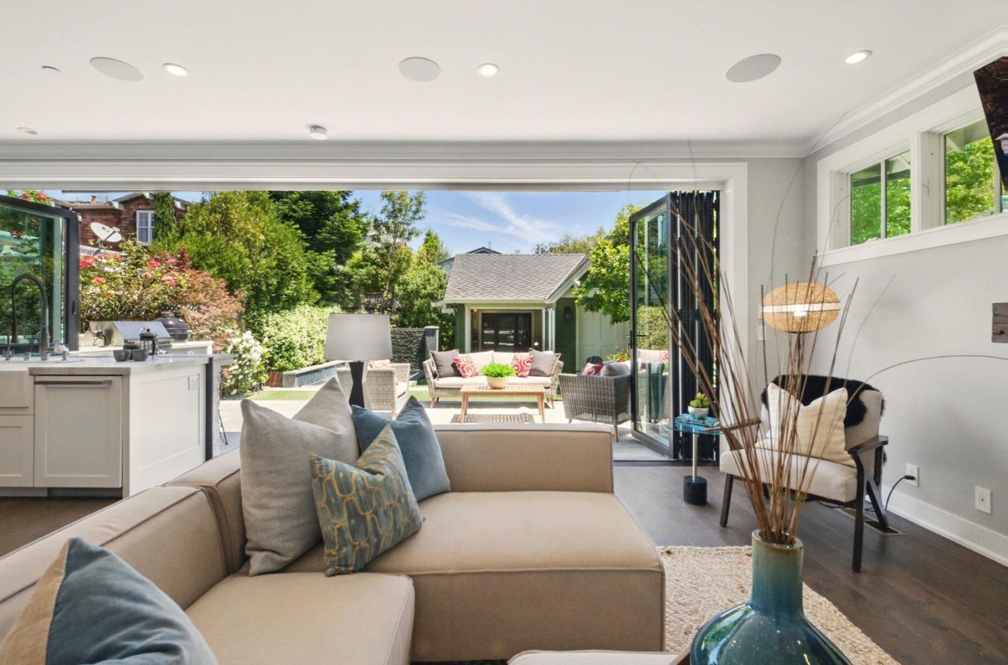 Detail Gallery Image 21 of 63 For 852 Paloma Ave, Burlingame,  CA 94010 - 5 Beds | 4/2 Baths