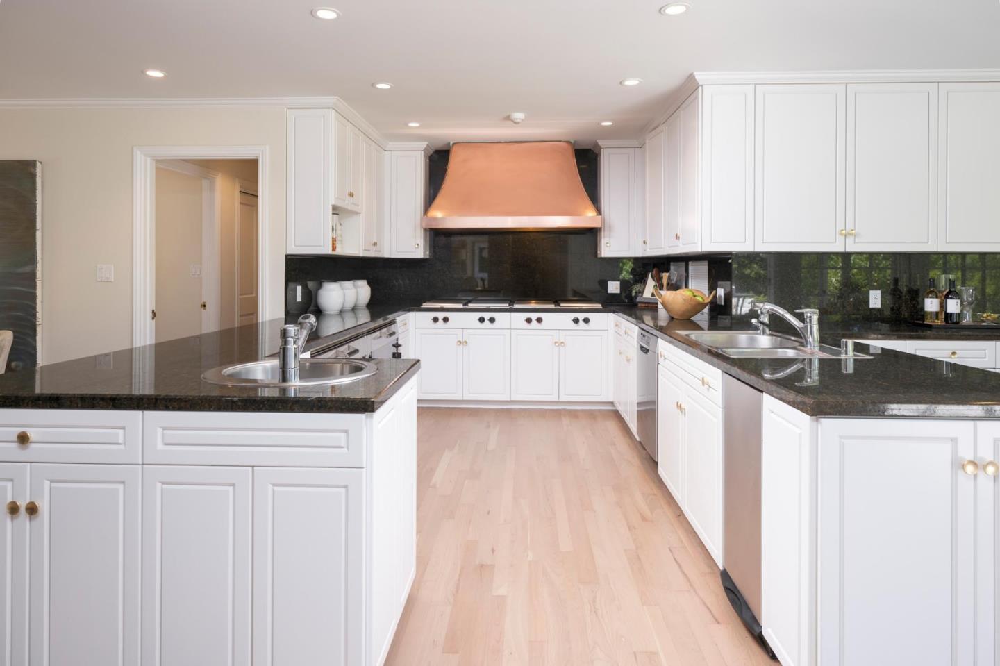 Detail Gallery Image 11 of 34 For 50 Roberts Way, Hillsborough,  CA 94010 - 5 Beds | 3/1 Baths