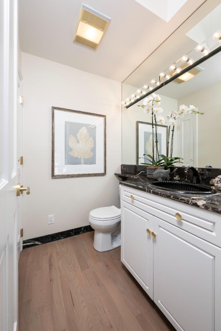 Detail Gallery Image 25 of 34 For 50 Roberts Way, Hillsborough,  CA 94010 - 5 Beds | 3/1 Baths