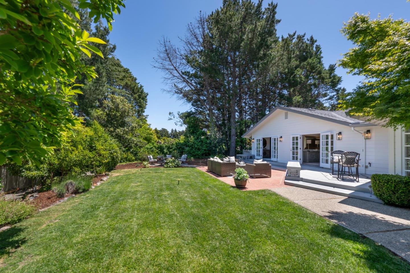 Detail Gallery Image 29 of 34 For 50 Roberts Way, Hillsborough,  CA 94010 - 5 Beds | 3/1 Baths