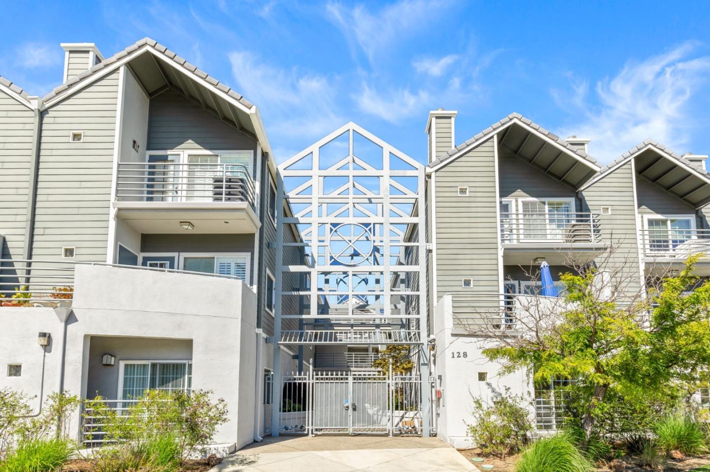 Detail Gallery Image 1 of 30 For 128 N El Camino Real #101,  San Mateo,  CA 94401 - 2 Beds | 2 Baths