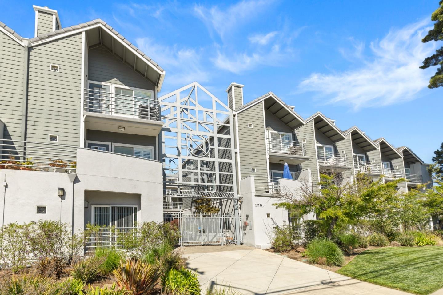 Detail Gallery Image 2 of 30 For 128 N El Camino Real #101,  San Mateo,  CA 94401 - 2 Beds | 2 Baths