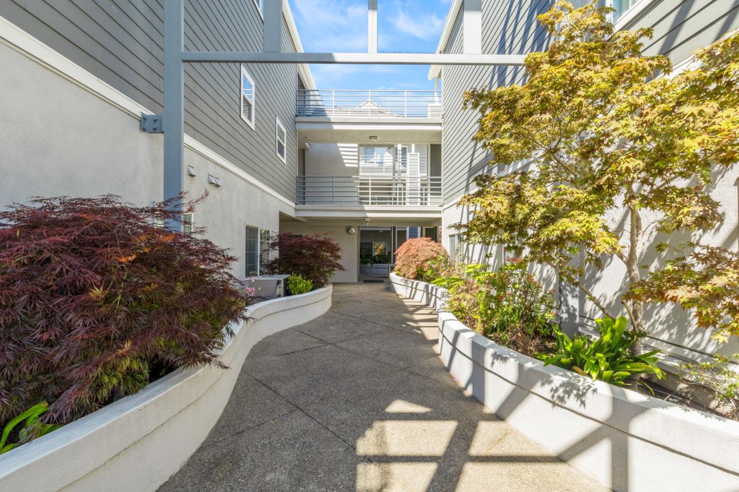 Detail Gallery Image 3 of 30 For 128 N El Camino Real #101,  San Mateo,  CA 94401 - 2 Beds | 2 Baths