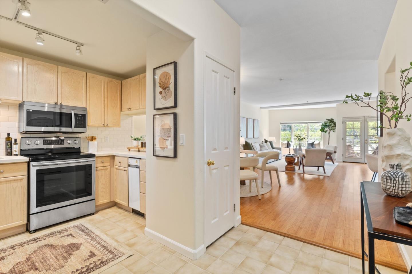 Detail Gallery Image 6 of 30 For 128 N El Camino Real #101,  San Mateo,  CA 94401 - 2 Beds | 2 Baths