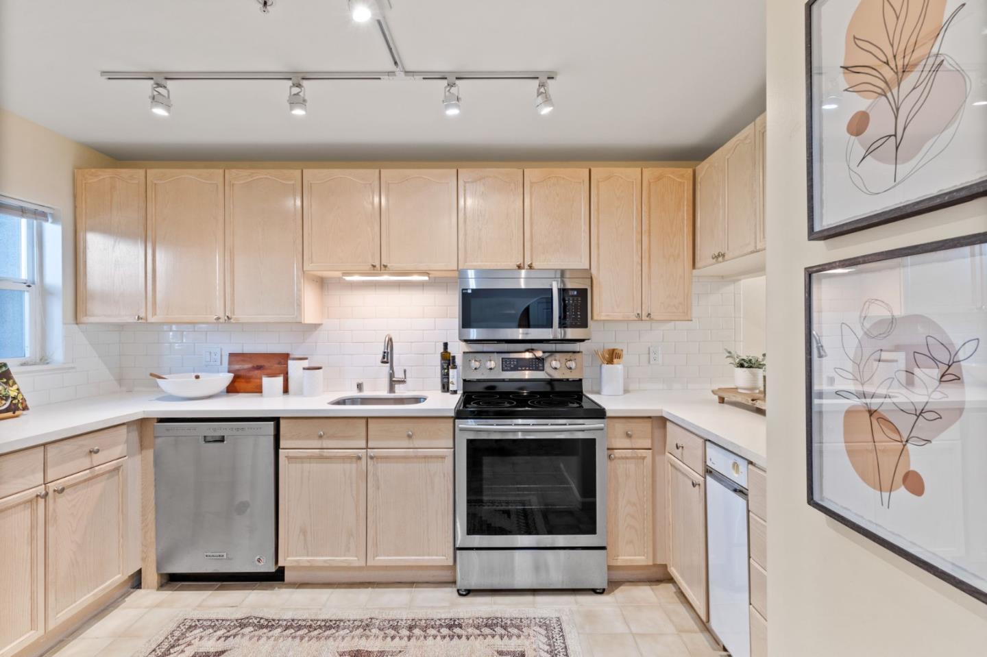 Detail Gallery Image 7 of 30 For 128 N El Camino Real #101,  San Mateo,  CA 94401 - 2 Beds | 2 Baths