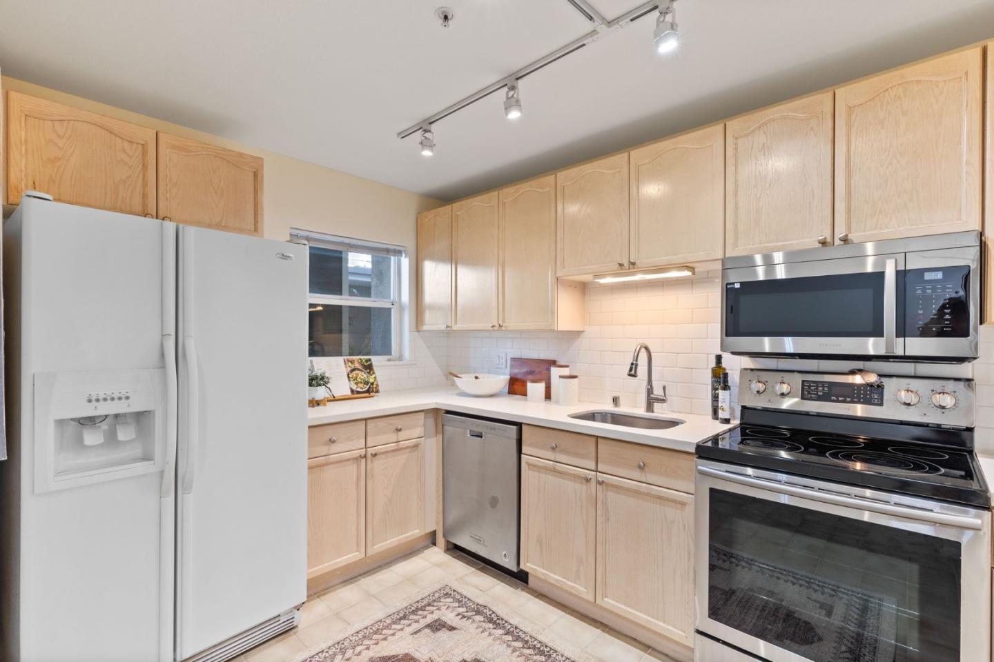 Detail Gallery Image 8 of 30 For 128 N El Camino Real #101,  San Mateo,  CA 94401 - 2 Beds | 2 Baths